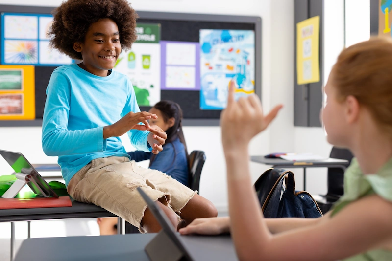 alunos em sala de aula conversando em ligua de sinais