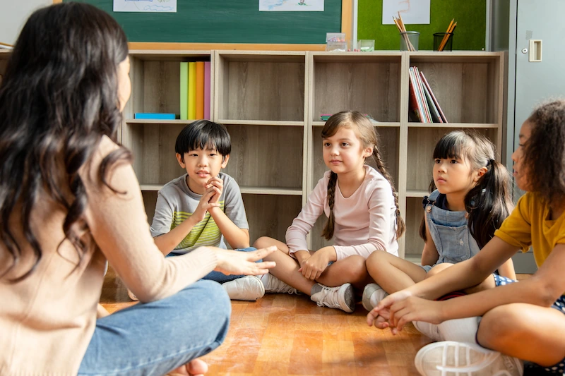 professora contando historias para alunos em sala de aula