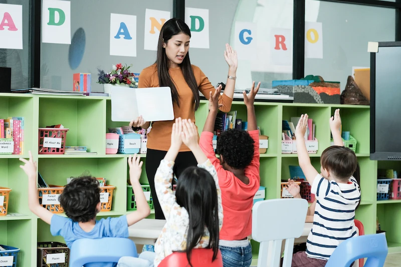 professora ensinando ingles para turma infantil