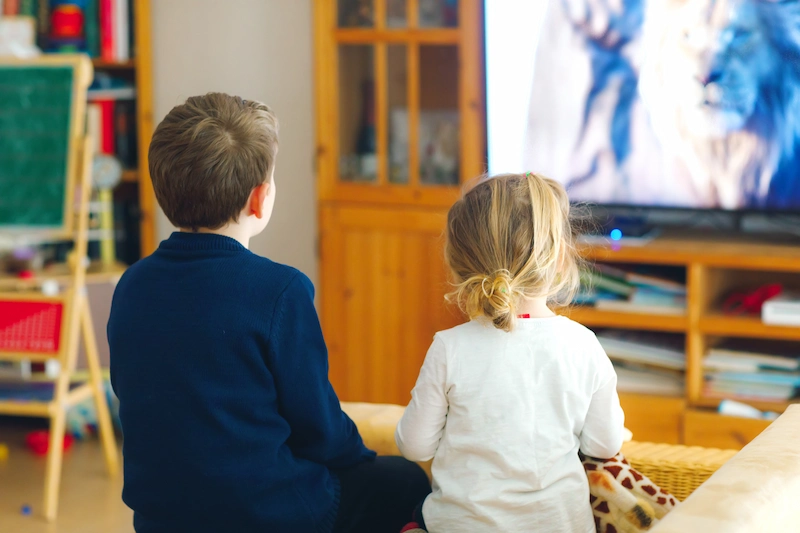 criancas assistindo filme em sala de aula