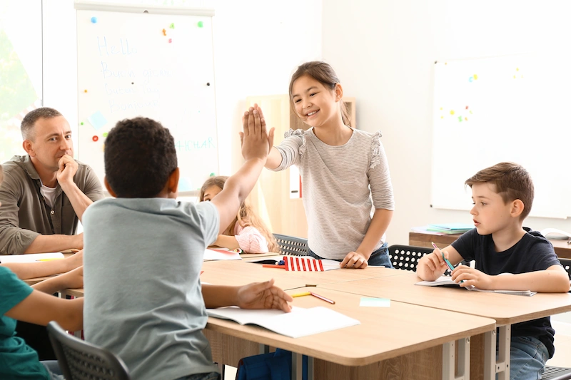 alunos em aula de ingles se cumprimentando