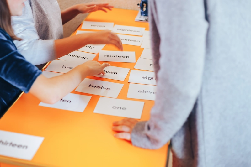 lista de numeros em ingles sobre a mesa