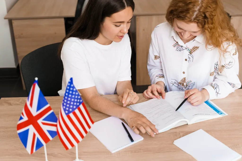 alunas na aula de ingles resolvendo exercicios