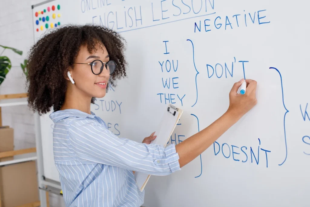 professora de ingles escrevendo aula no quadro