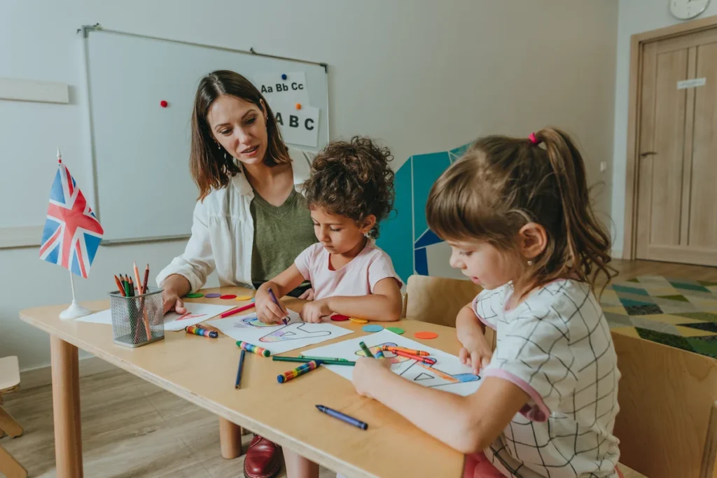 alunas aprendendo ingles em sala de aula