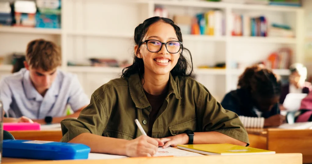 aluna sorrindo em sala de aula de ingles