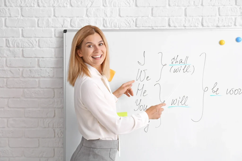 professora de ingles escrevendo no quadro