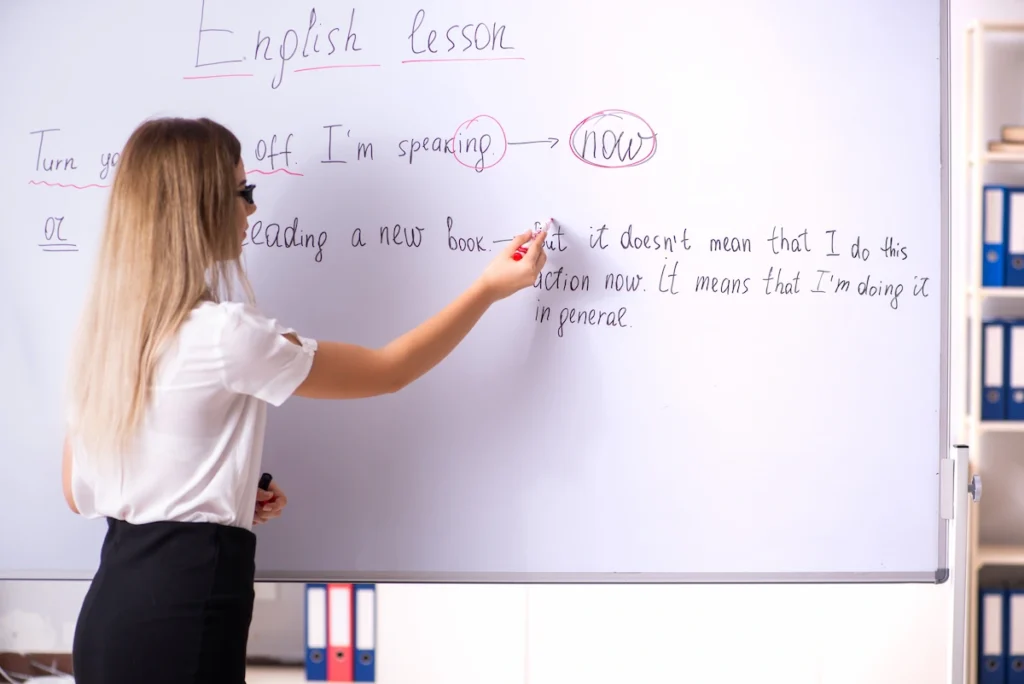 professora de ingles ensinando gramatica no quadro