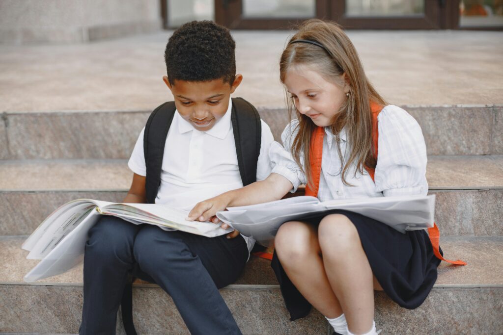 dois alunos crianças estudando juntos