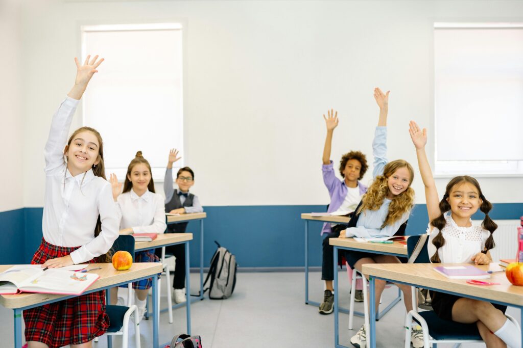 alunos na solucao bilingue sala de aula foto pexels