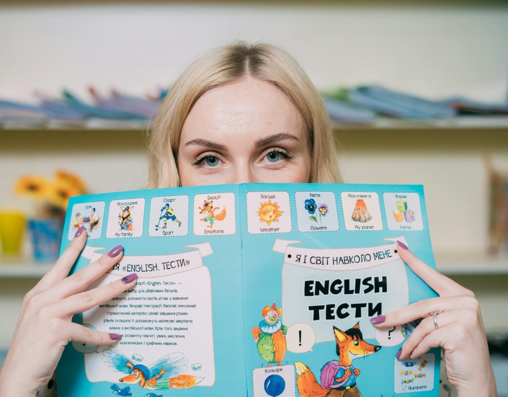 mulher com livro de ensino bilíngue